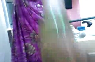 XXX जिम में लड़की अपनी बॉडी पर हिंदी में सेक्सी फिल्म वीडियो में काम कर रही है