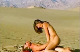 XXX लंपट रूसी माँ caresses सेक्सी सेक्सी हिंदी में फिल्म के बट में बिस्तर