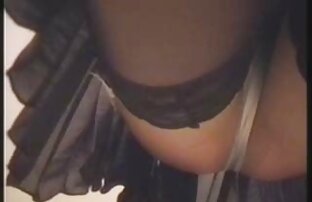 XXX घुंघराले के साथ एक नंगे बट पर सेक्सी वीडियो पिक्चर देखने में एक पहाड़ कगार