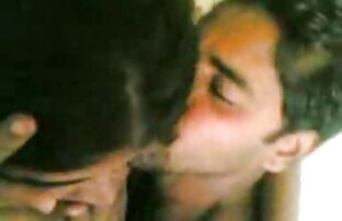 XXX बड़े सेक्स फिल्म वीडियो वीडियो में स्तनों के साथ बाबा और लाल शॉर्ट्स में