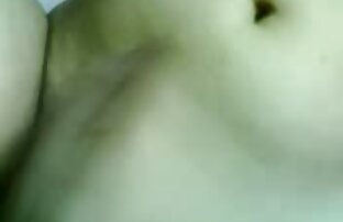 XXX स्लिम बालों वाली लड़की पर एक पेड़ हिंदी सेक्सी फिल्म वीडियो में